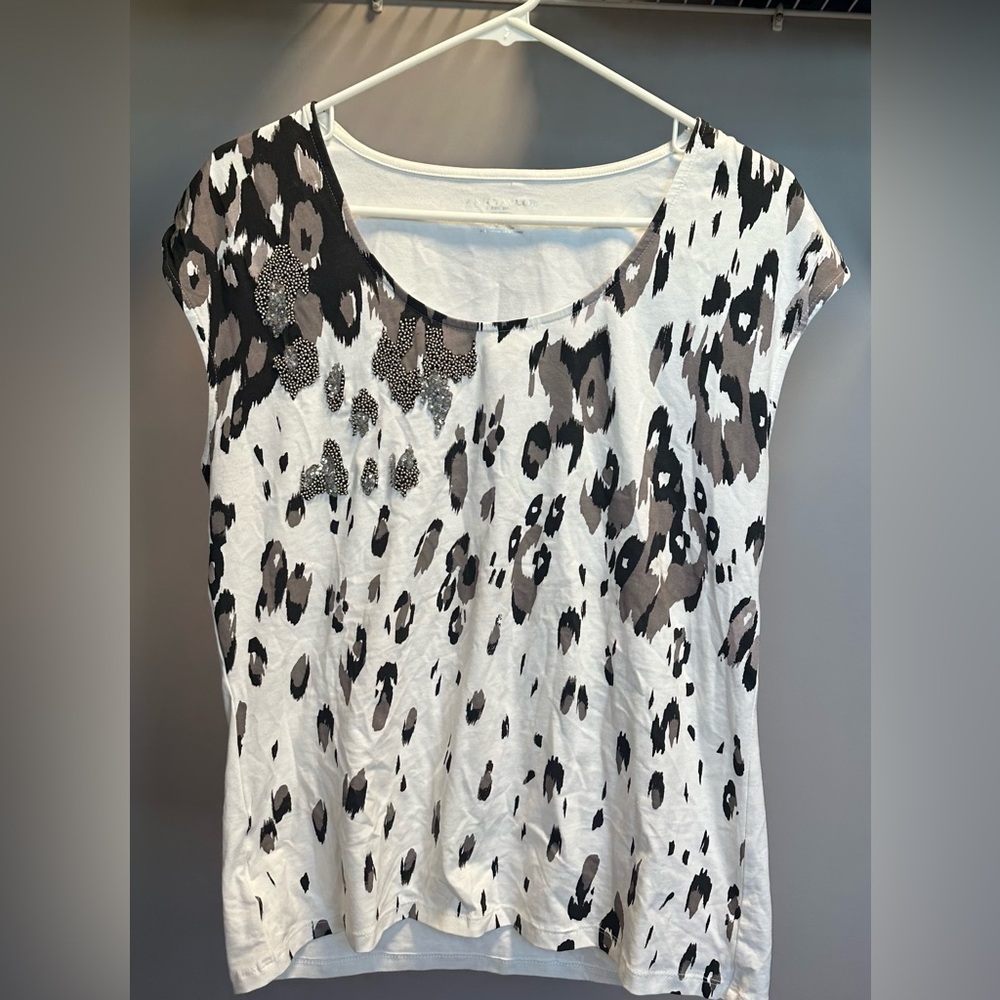ANN TAYLOR size LARGE PETITE white with gray & black markings, short sleeved top